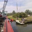 Zeilboot bergen bij eiland De Dode Hond Eemmeer